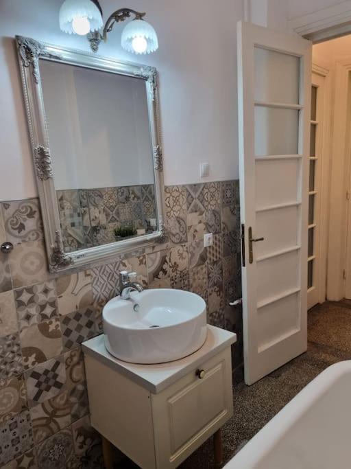 Cozy Apartment Near City Center Bucureşti Eksteriør bilde