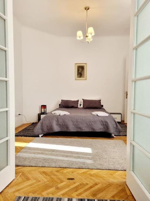 Cozy Apartment Near City Center Bucureşti Eksteriør bilde
