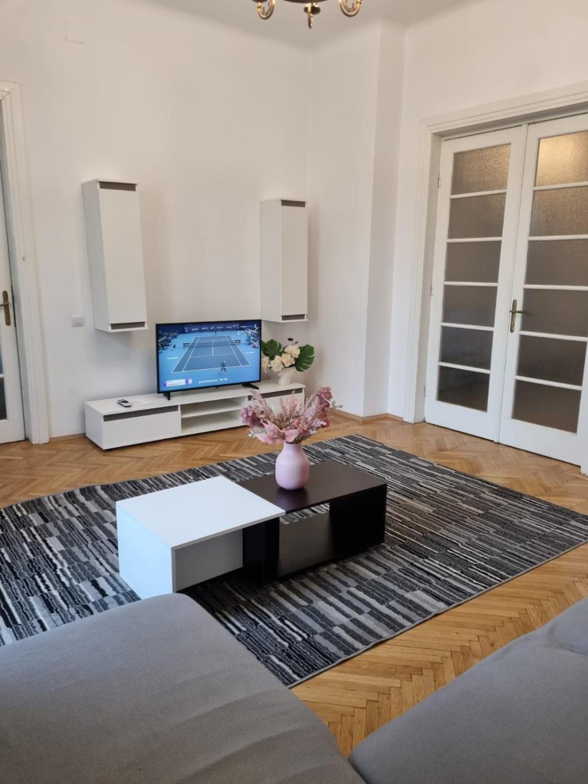 Cozy Apartment Near City Center Bucureşti Eksteriør bilde